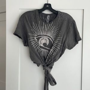 Magnolia Pearl Printed, cropped T-shirt with ties! Great condition.